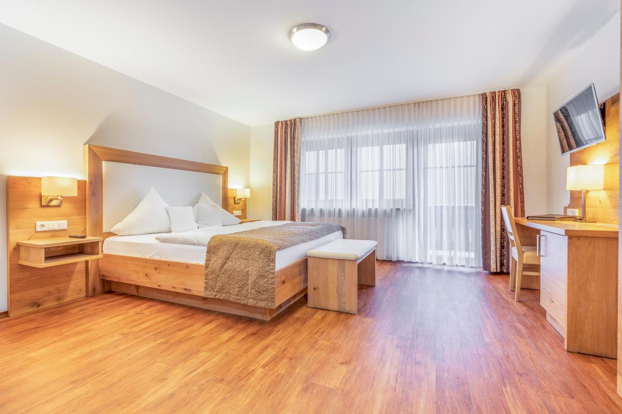Wander Und Aktiv Hotel Roesslwirt Lam Exterior photo
